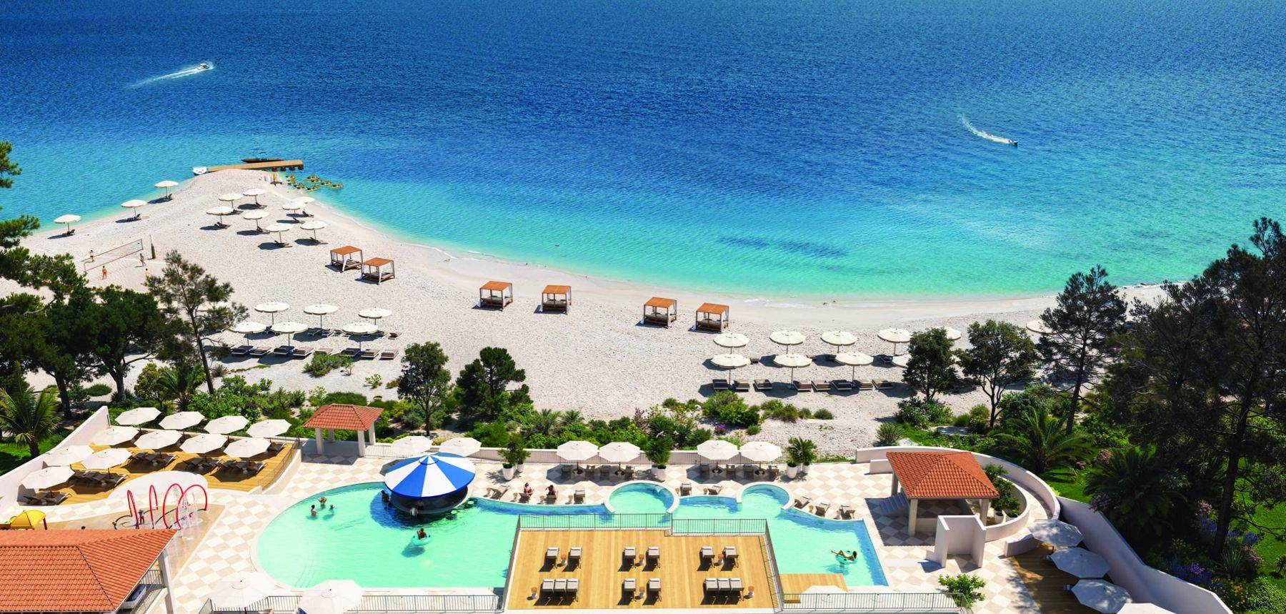 Strand und Familienpool des Resorts an der Kvarner-Bucht